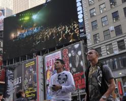  YouTube - Coldplay - Digital Domination - Times Square NYC